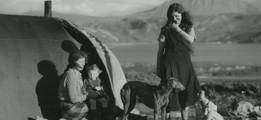Gypsies, Loch Eriboll. ©National Trust Images/Edward Chambré Hardman Collection